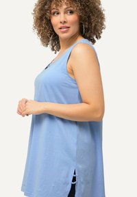 Ulla Popken LONG ZIERBÄNDER RUNDHALS ÄRMELLOS - Top - light blue