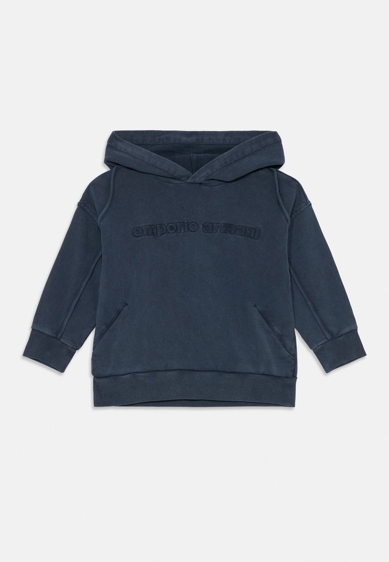 Tmavomodrá mikina s kapucňou vyrobená z mäkkej tkaniny, s veľkou prednou kapsou a rebrovanými manžetami. "Emporio Armani" je decentne vyrazené na prednej strane.