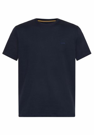 Tumed sinine puuvillane t-särk lühikeste varrukatega, ümmarguse kaelusega ja väikese tikandiga logoga vasakul rinnal. Sile tekstuur, minimaalne disain.