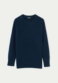 Mörkblå stickad tröja med rundad halsringning, ribbade ärmslut och fåll, samt en avslappnad passform. Materialet verkar mjukt och texturerat.