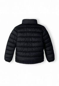 Svart pufferjacka med horisontellt quiltat mönster, hög krage, elastiska ärmslut och en minimalistisk design.
