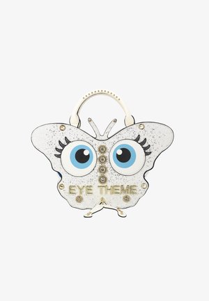 Sac à main blanc en forme de papillon avec de grands yeux bleus, des clous dorés et le texte "EYE THEME" sur le devant, avec une poignée blanche ornée de clous dorés.
