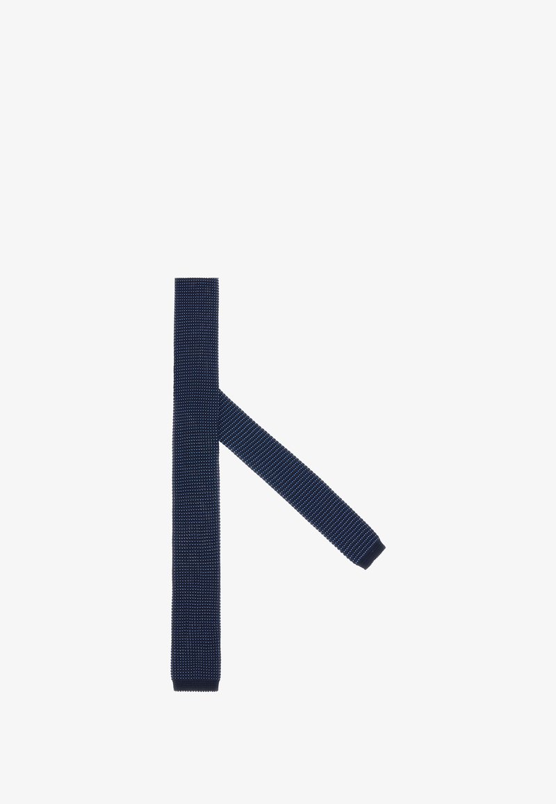 Marinblå stickad slips med en texturerad design, som har en smal form och raka kanter. Tyget har en ribbad yta med subtila detaljer.