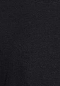 Camiseta negra hecha de una tela suave y elástica con una textura lisa, con un cuello redondo y mangas cortas, sin marcas ni patrones visibles.