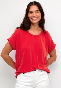 T-shirt rosso a maniche corte con scollo rotondo, realizzato in un tessuto morbido, vestibilità rilassata, con orli arrotolati e una texture liscia.