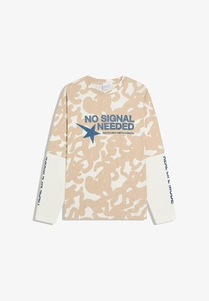 Camicia a maniche lunghe beige e bianca con motivo, con la scritta "NO SIGNAL NEEDED" e una stella blu sul davanti, e testo sulle maniche bianche.