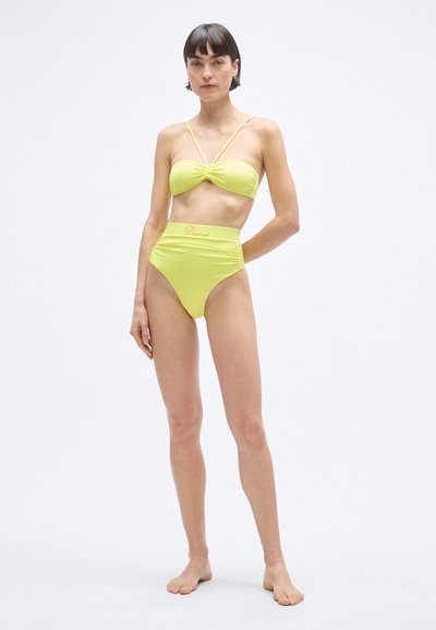Divdaļīgs bikini ar augstu vidukli dzīvīgā neona dzeltenā krāsā. Topam ir savērpjuma detaļa ar plānām siksniņām; apakšdaļa ir gluda ar logotipa akcentu.