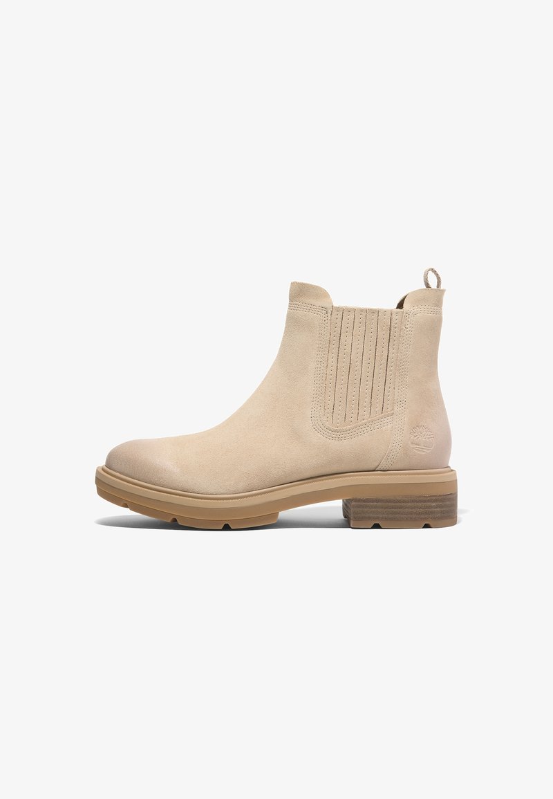 Bottine Chelsea en daim beige avec panneau latéral élastique, languette, semelle en caoutchouc, petit talon en bois et logo embossé près du talon.