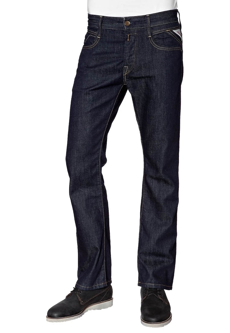 Jeans de mezclilla azul oscuro con un diseño de pierna recta, que presentan costuras clásicas, cinco bolsillos y un cierre de botón en la cintura.
