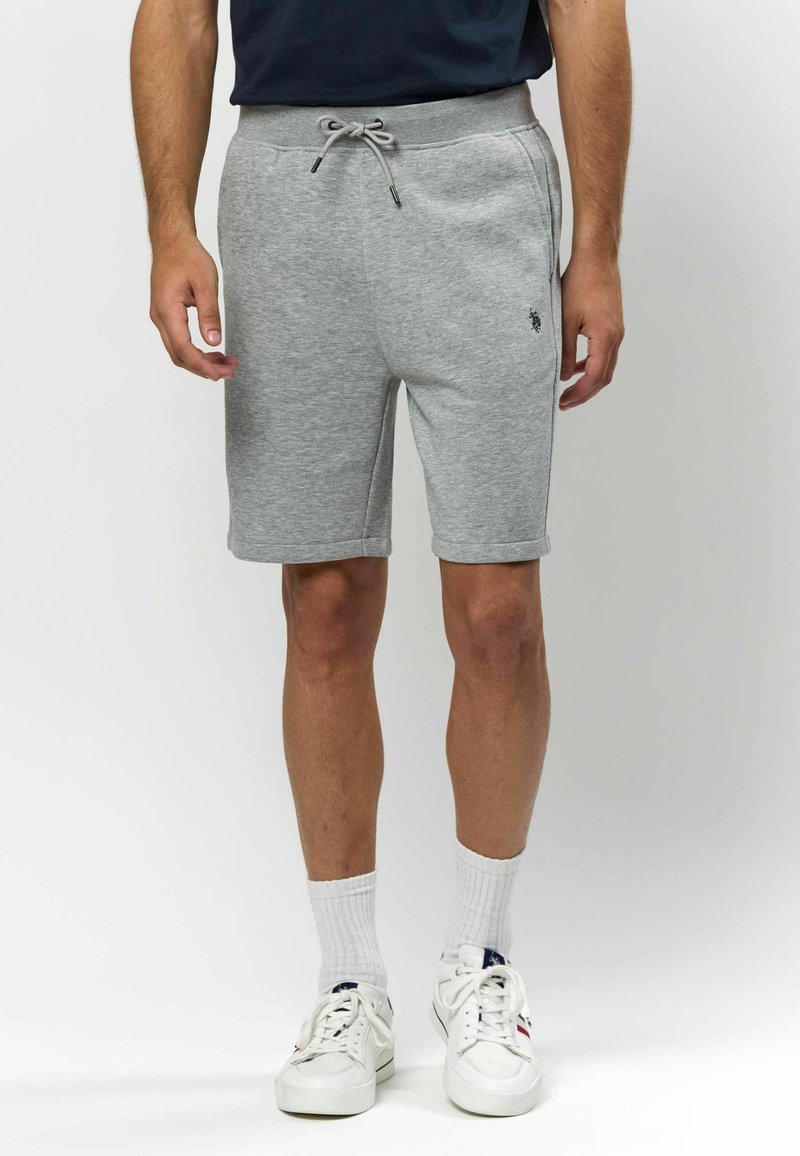 Shorts en coton gris avec une taille élastique et un cordon de serrage. Équipés de poches latérales et d'un petit logo sur la cuisse gauche. Coupe standard, longueur genou.