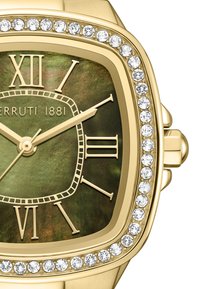 Reloj cuadrado en tono dorado con una esfera de nácar verde oscuro, marcadores de números romanos y un bisel adornado con cristales.