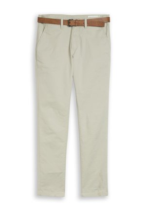 Beige gerade geschnittene Hose mit Seitentaschen und einem braunen Ledergürtel, der durch Gürtelschlaufen geführt wird, flach auf einem weißen Hintergrund liegend.