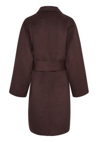 Long manteau marron foncé avec de larges manches et une ceinture assortie, présenté de dos sur un fond blanc.