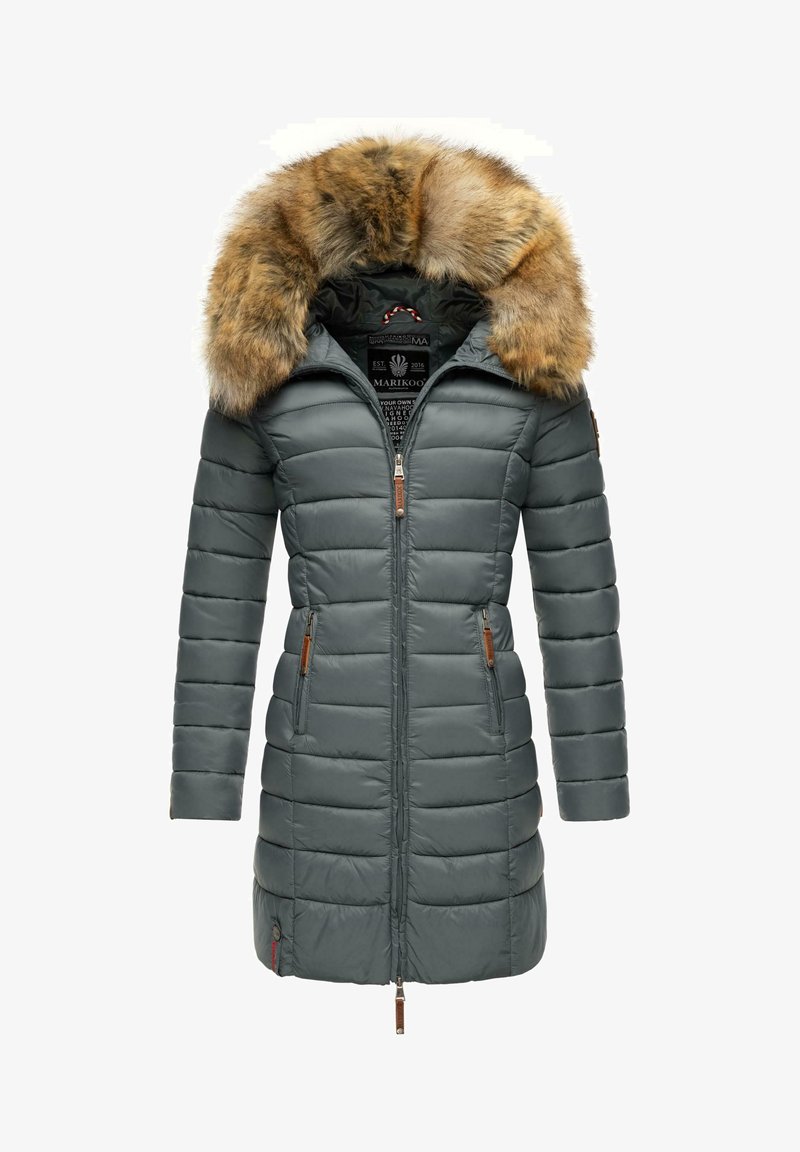 Grå vadderad kappa med en huva foder av konstpäls, två dragkedjefickor på sidorna, bruna läderdetaljer och vertikalt kviltad design.