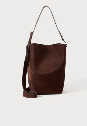 Borsa a spalla in suede marrone con design curvo, tracolla in pelle regolabile e accenti minimalisti. Ampia apertura per un facile accesso.