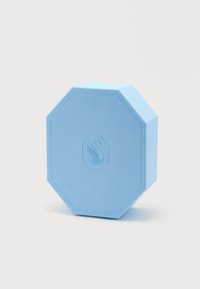 Φωτεινό γαλάζιο οκταγωνικό κουτί κοσμημάτων με ανάγλυφο έμβλημα κύκνου στο κέντρο, όρθιο σε λευκό φόντο.