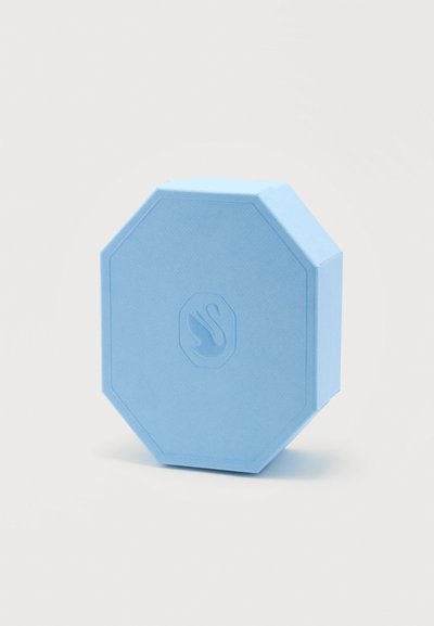 Boîte à bijoux octogonale bleu clair avec un emblème de cygne embossé au centre, debout sur un fond blanc.