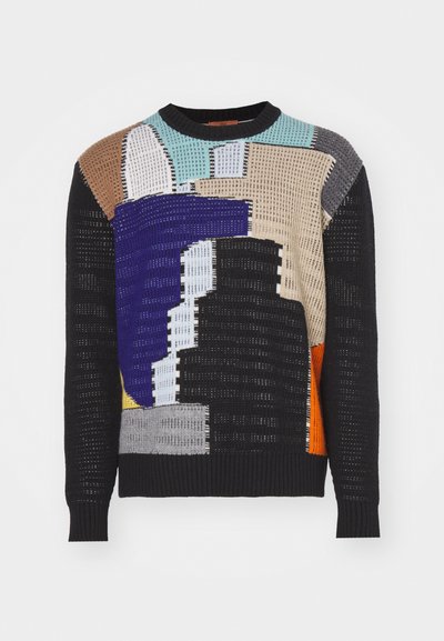 Pull en tricot avec des motifs géométriques multicolores en bleu, marron, noir et orange, présentant un col rond et des poignets côtelés.