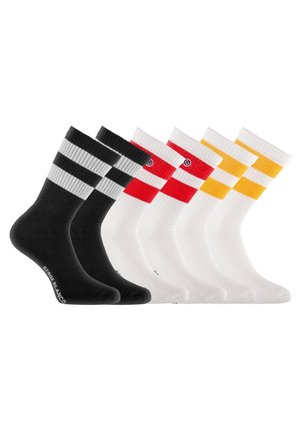 Six paires de chaussettes d'équipage en trois couleurs : deux noires avec des rayures blanches, deux blanches avec des rayures rouges, et deux blanches avec des rayures jaunes.