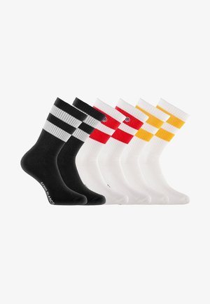 Six paires de chaussettes d'équipage en trois couleurs : deux noires avec des rayures blanches, deux blanches avec des rayures rouges, et deux blanches avec des rayures jaunes.