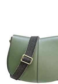 Borsa a tracolla in pelle verde con forma curvata, dotata di un manico nero testurizzato con una fibbia in tonalità oro e dettagli di cucitura a contrasto.