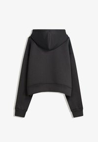 Zwarte cropped hoodie met een capuchon, gemaakt van zacht materiaal, met ribgebreide boorden en een zoom, een gladde textuur en een minimalistisch design zonder logo's.