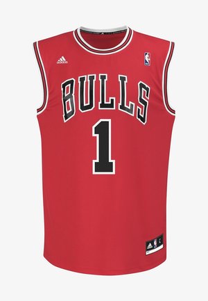 Czerwona koszulka koszykarska Chicago Bulls z numerem 1, logo Adidas i NBA oraz czarno-białą lamówką na kołnierzu i rękawach.