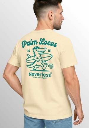 Beige Baumwoll-T-Shirt mit einem grünen Grafik eines Alligators mit Surfbrett, Text "Palm Locos 2025" und "Neverless" auf dem Rücken.