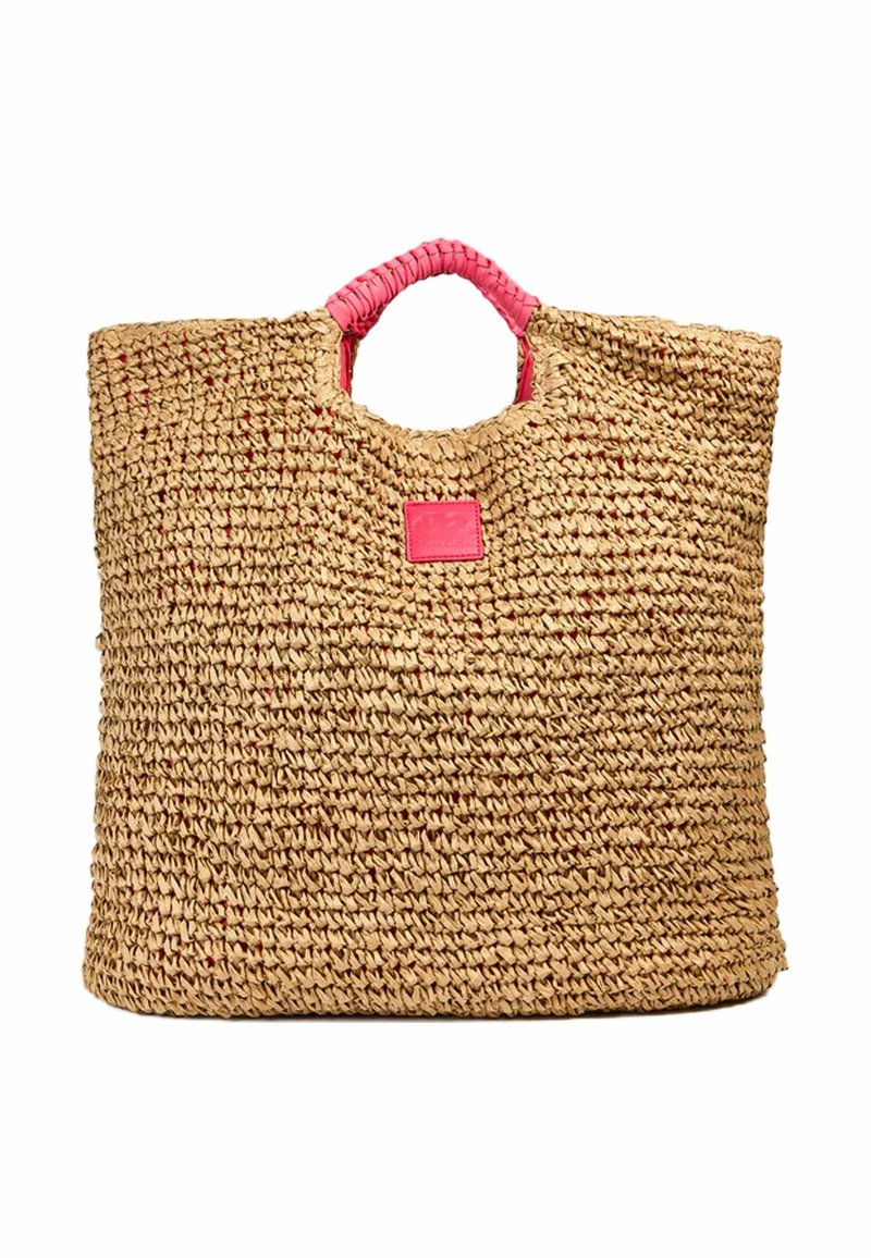 Borsa tote in paglia intrecciata con una finitura naturale testurizzata, dotata di manici in materiale sintetico rosa e una piccola etichetta rosa sul davanti.