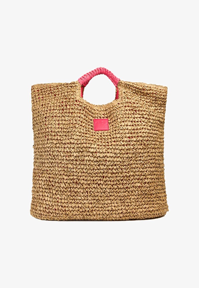Borsa tote in paglia intrecciata con una finitura naturale testurizzata, dotata di manici in materiale sintetico rosa e una piccola etichetta rosa sul davanti.
