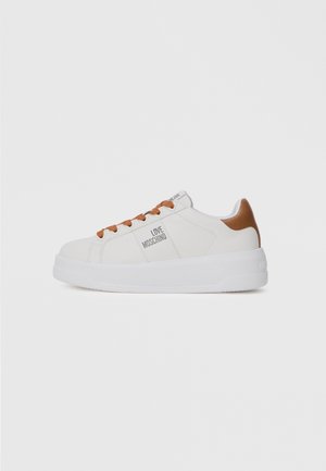 Vita sneakers med övre av slätt läder, brun läderhack och orange snören. Har präglad "LOVE MOSCHINO" -logotyp på sidan.