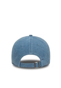 Denim kapa, svetlo modra s teksturirano površino, nastavljiv trak na hrbtni strani, ukrivljen rob in šivani detajli na krovu.