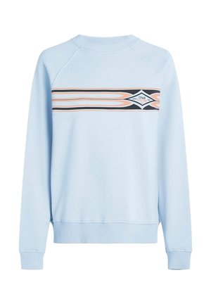 Lichtblauwe trui met een ronde hals, met een horizontaal ontwerp met oranje en zwarte strepen en een diamantlogo in het midden.