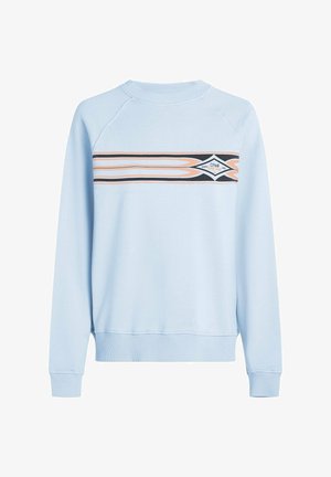 Lichtblauwe trui met een ronde hals, met een horizontaal ontwerp met oranje en zwarte strepen en een diamantlogo in het midden.