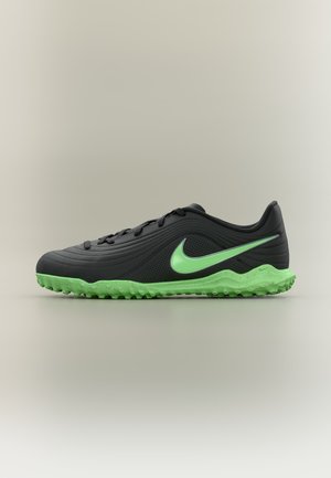 Čierno-zelená športová obuv Nike s texturovanou zelenou podrážkou a zeleným logom Nike, určená na vonkajšie alebo umelé trávnikové použitie.