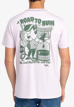 Cartoonteufelfigur hält Benzinpumpe neben undichter Sanduhr mit Erde darin, der Text lautet "Weg ins Verderben" und "Der letzte Tropfen ist der letzte Halt!"