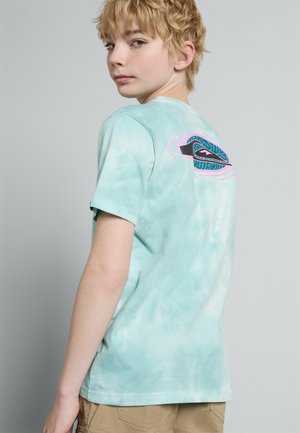 Tie-dye t-shirt i lyseblå med rund halsudskæring og korte ærmer; har et sort og pink grafisk motiv på ryggen. Materialet er bomuld.