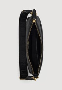 Schwarze Ledertasche mit goldenen Beschlägen, Reißverschluss und strukturiertem Riemen mit Logo. Innentaschen sichtbar, minimalistisches Design.