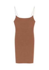 Robe moulante marron en tissu doux, avec fines bretelles spaghetti et coupe droite, sans motifs ni accents.