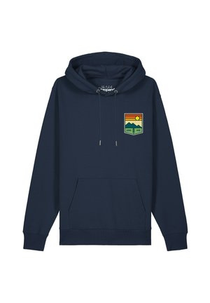 Sweat à capuche bleu marine avec poche avant et cordons, avec un petit graphisme poitrine représentant des montagnes, le soleil, un arbre et les mots "Good Vibe."