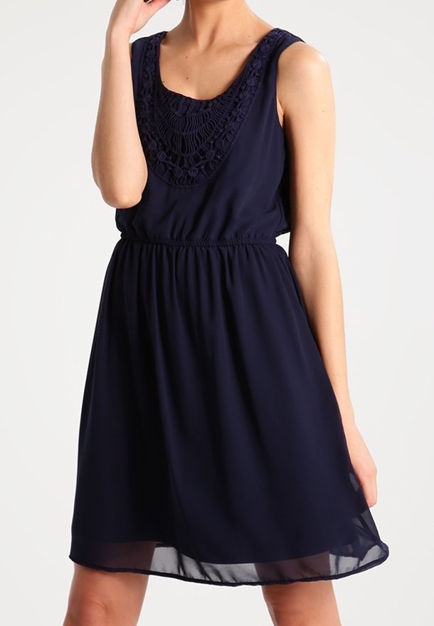 Marinblå klänning med rundad halsringning som har en detaljerad virkdesign, elastisk midja och lätt, svävande tyg. Avslappnad passform och knälång.