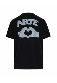 T-shirt nera in cotone con una grande grafica blu chiaro di mani che formano un cuore, con la parola "AROTE" sopra in un carattere in grassetto.