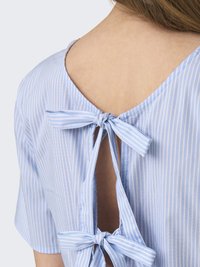Blouse rayée bleu et blanc avec un col rond, des manches courtes et une découpe dans le dos maintenue par deux nœuds.