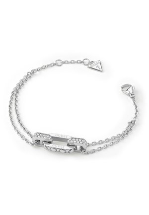 Silberne Kettenarmband mit ineinandergreifenden Gliedern und strukturiertem Design sowie Strass-Akzenten. Enthält einen dreieckigen Anhänger und einen Karabinerverschluss.