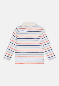 Cămașă cu mâneci lungi, având o bază albă cu dungi orizontale în roșu, albastru și albastru deschis. Material moale și un design clasic de guler polo.