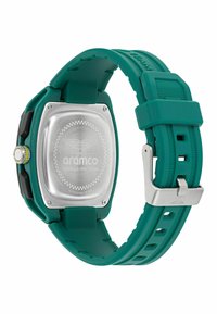 Tīrkulture zaļš silikona rokas pulkstenis ar taisnstūrveida nerūsējošā tērauda korpusu, kura aizmugure ir sudraba krāsā, ar melniem akcentiem un metāla sprādzi.