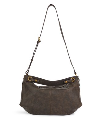 Sac à bandoulière en cuir marron foncé avec sangle ajustable et détails en laiton, forme légèrement affaissée, sur fond blanc.