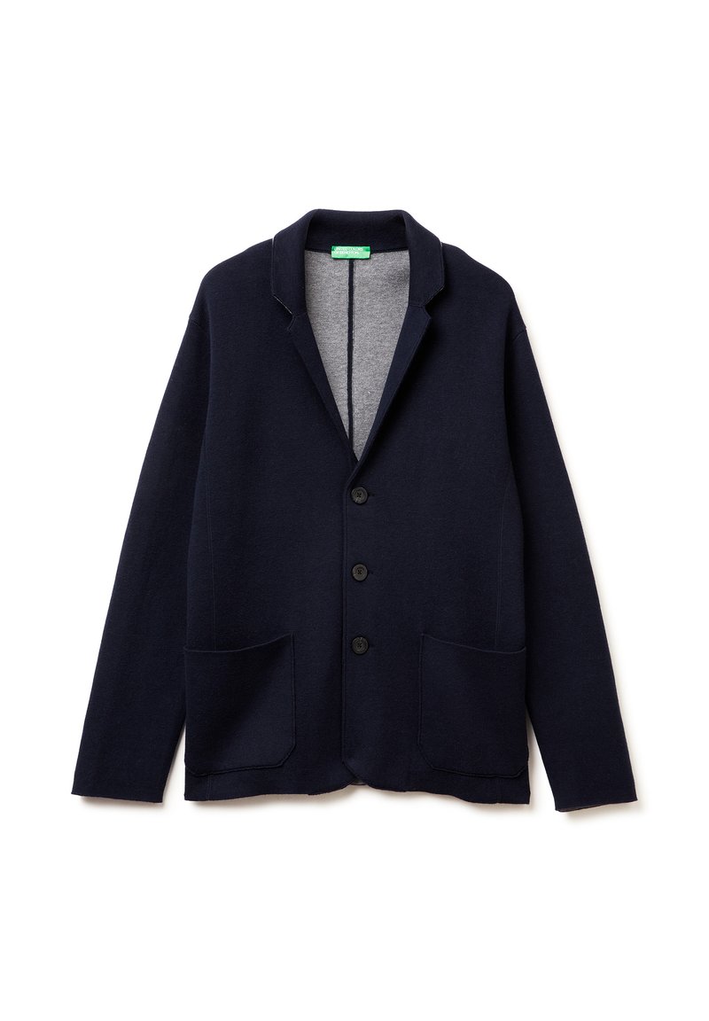 Granatowy kardigan wykonany z mieszanki wełny, z szarym wnętrzem, wyciętym kołnierzem, czterema czarnymi guzikami i dwiema przednimi kieszeniami.