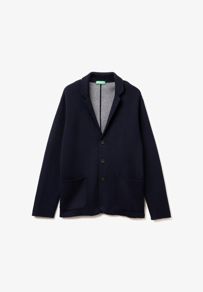 Granatowy kardigan wykonany z mieszanki wełny, z szarym wnętrzem, wyciętym kołnierzem, czterema czarnymi guzikami i dwiema przednimi kieszeniami.