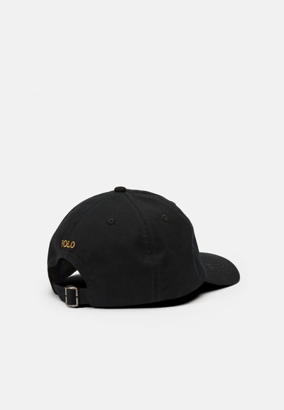 Boné de algodão preto com aba curva e bordado "POLO" em fio dourado na parte de trás. Possui uma fita ajustável de metal.